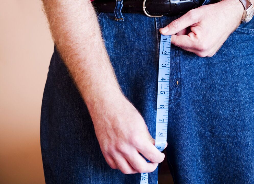 мъж измерва пениса преди увеличаване с гел